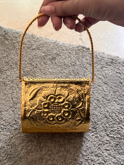 Jharoka clutch